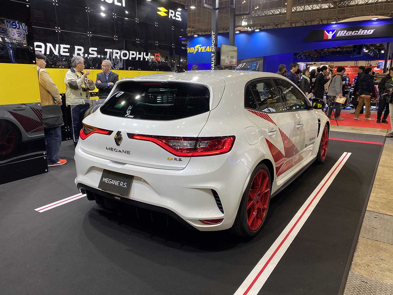 メガーヌ ルノー・スポールトロフィーR "カーボン・セラミックパック”のリヤスタイル