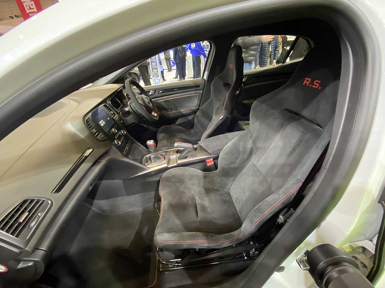 メガーヌ ルノー・スポールトロフィーR "カーボン・セラミックパック”のフロントシート