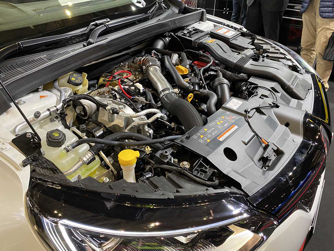 メガーヌ ルノー・スポールトロフィーR "カーボン・セラミックパック”のエンジンルーム