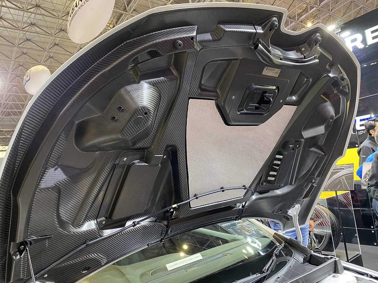 ボンネットもカーボン素材を使用している