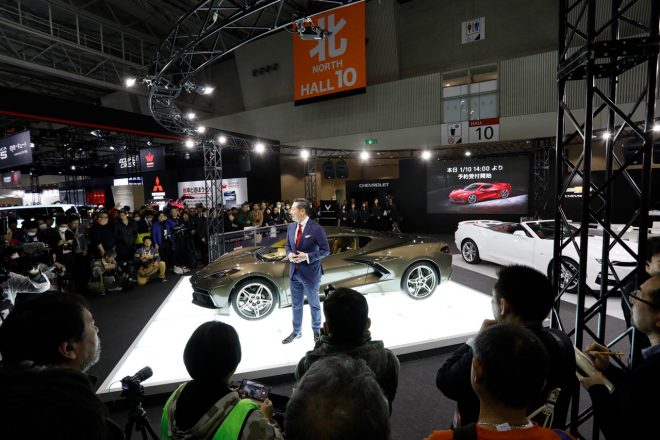 東京オートサロン2020のシボレーブースでコルベットとカマロの日本初お披露目が行われた。GMジャパンの若松社長が登壇