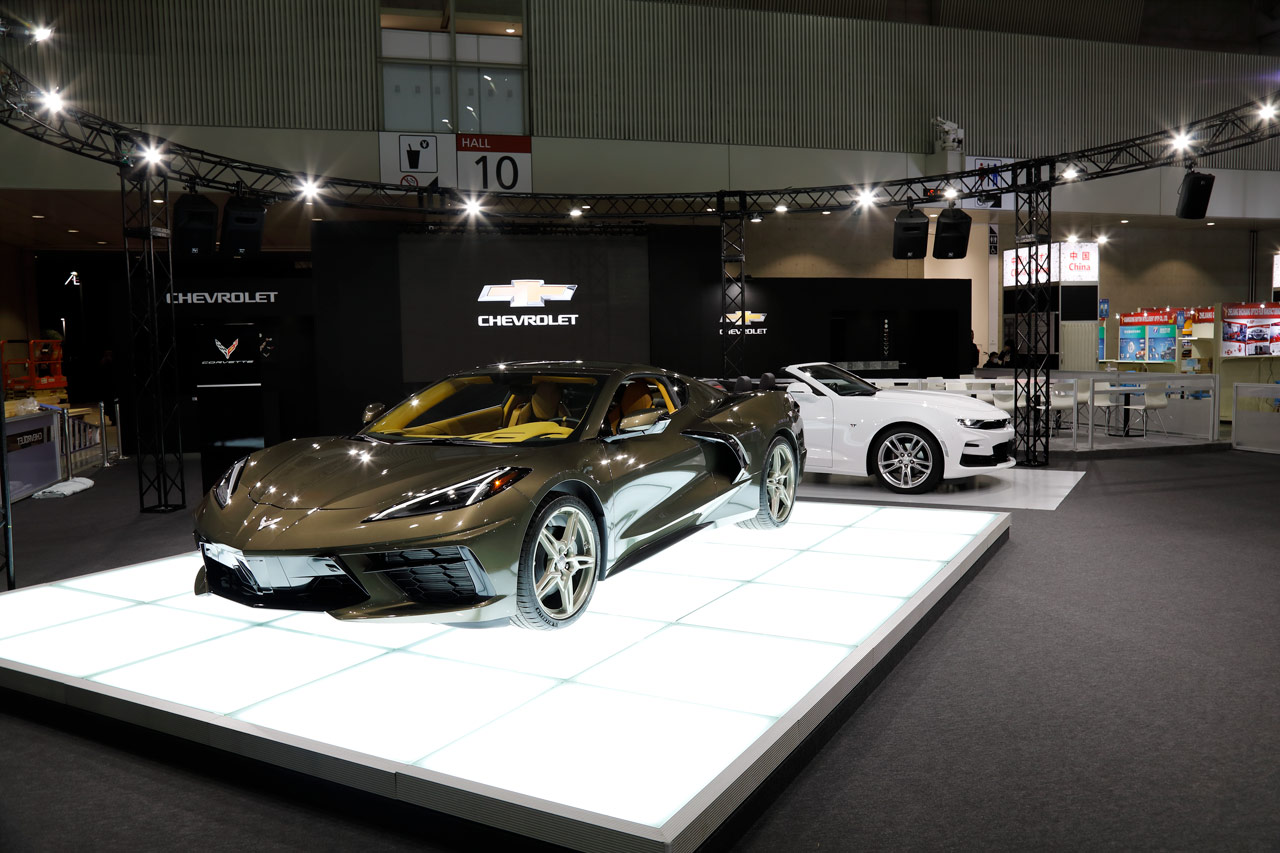 新型コルベットと新型カマロが展示されている東京オートサロン2020のシボレーブース