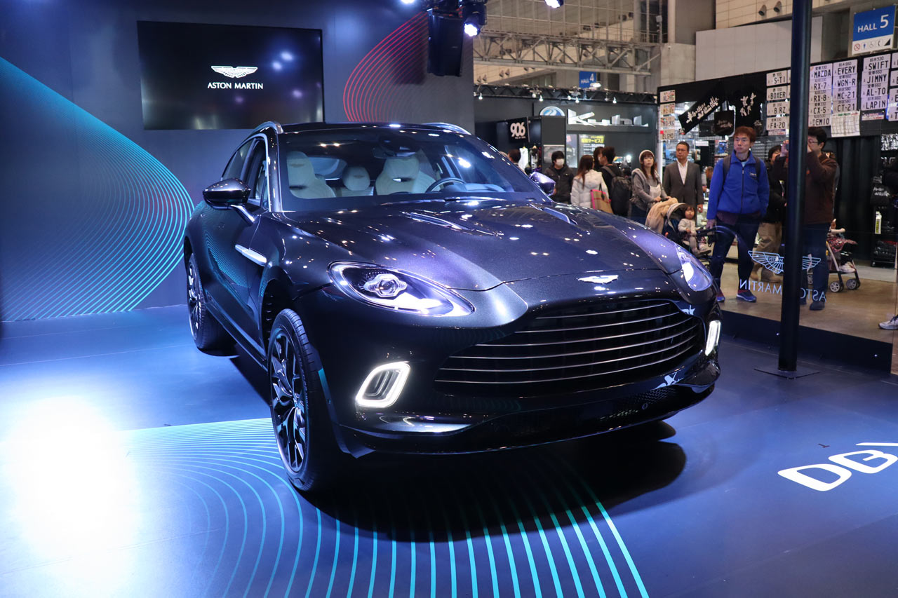 東京オートサロン2020のアストンマーティンブースに展示されているDBX