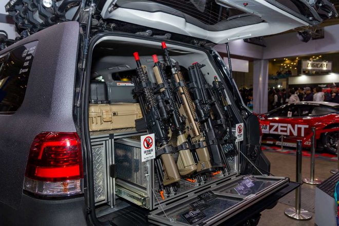 TOKYO MARUI PRSV-02の荷台にはトイガンメーカーらしく、エアガンがずらり