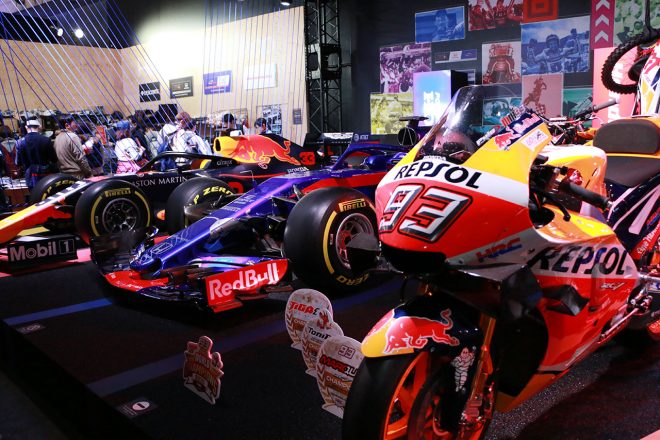 ホンダブースに飾られたMotoGPマシンとF1マシン