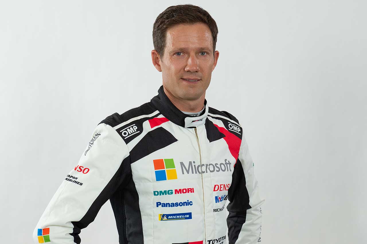 こちらはワークスドライバーのオジエが着るレーシングスーツ