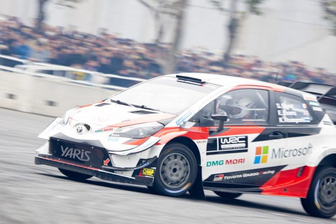 迫力あるデモランを見せる豊田章男社長