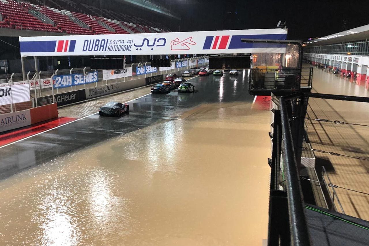 ドバイ24時間のレース中に降り出した雨により メインストレートとピットレーンが冠水してしまった ドバイ24時間 ブラックファルコンのメルセデスが優勝 Gt4は柳田組アトラスbxが優勝を飾るの画像 写真 4 Autosport Web