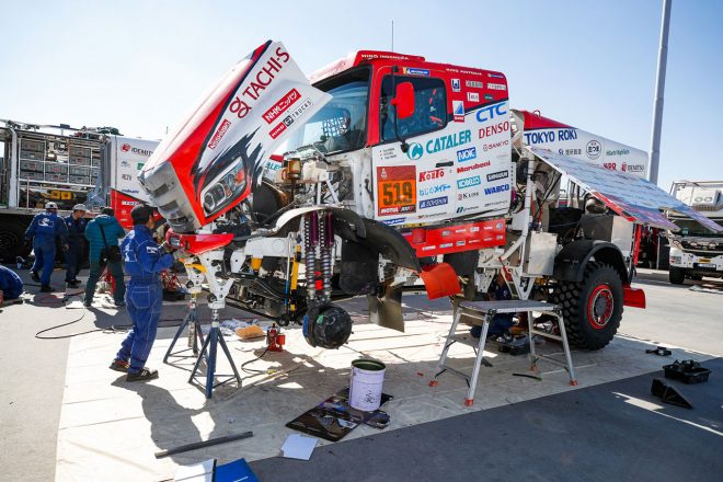 休息日にメンテナンスを受ける519号車HINO 600シリーズ