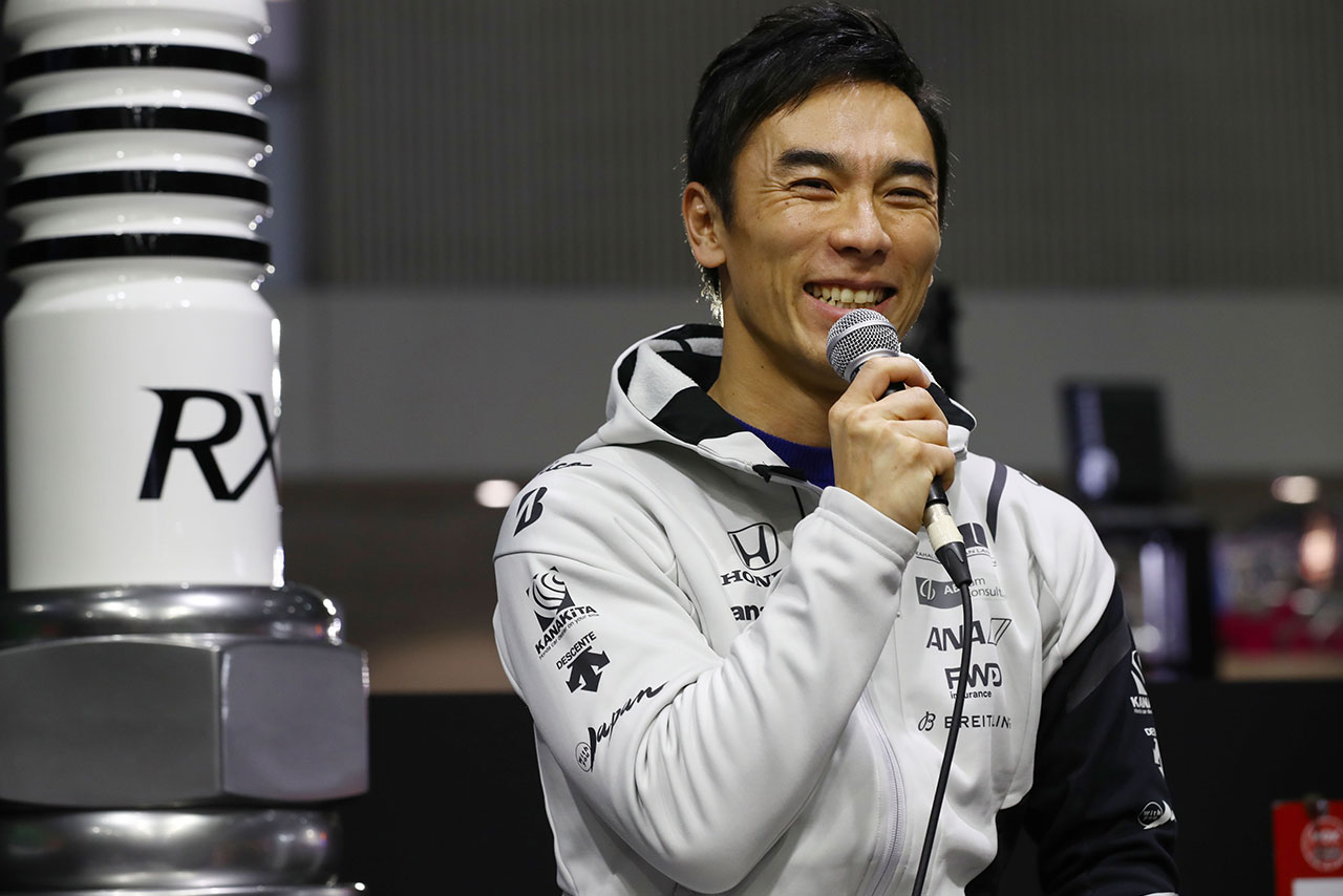 オートサロンの3ブースでトークショーを行った佐藤琢磨