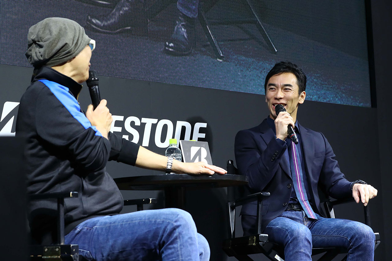 ピストン西沢さんと熱いトークを繰り広げる佐藤琢磨