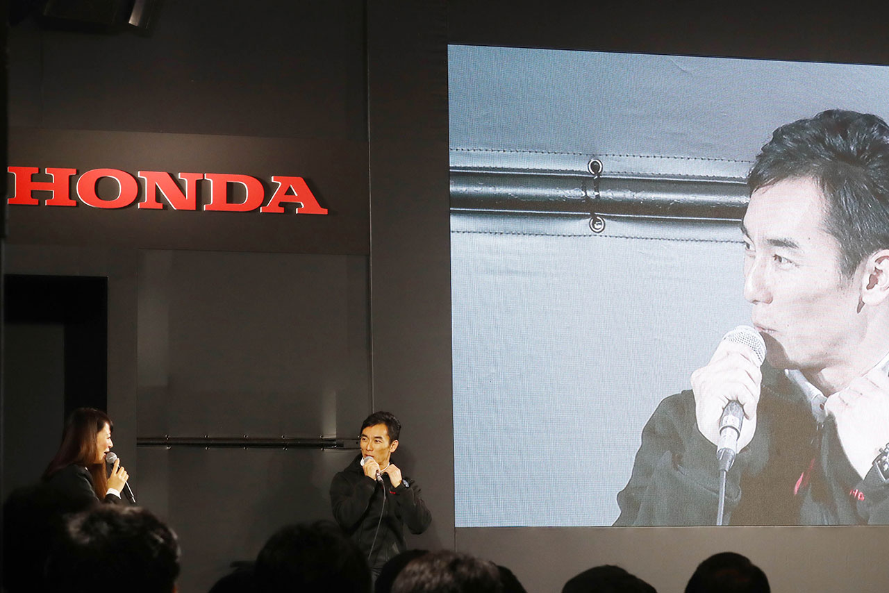 ホンダブースでトークショーを行う佐藤琢磨