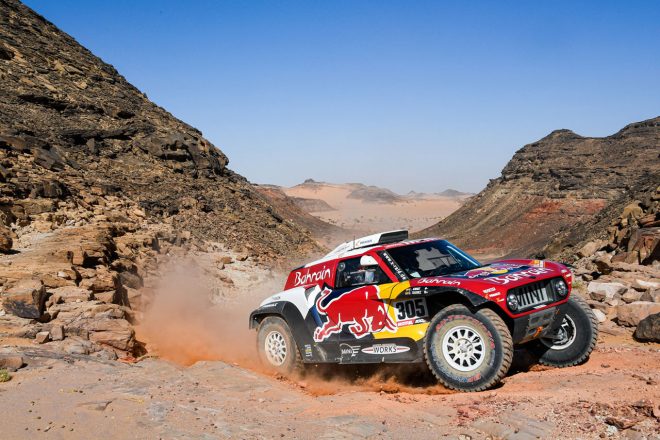 カルロス・サインツ（ミニ・ジョン・クーパー・ワークス・バギー）はステージ8で15位に沈んだものの、総合首位の座は守っている