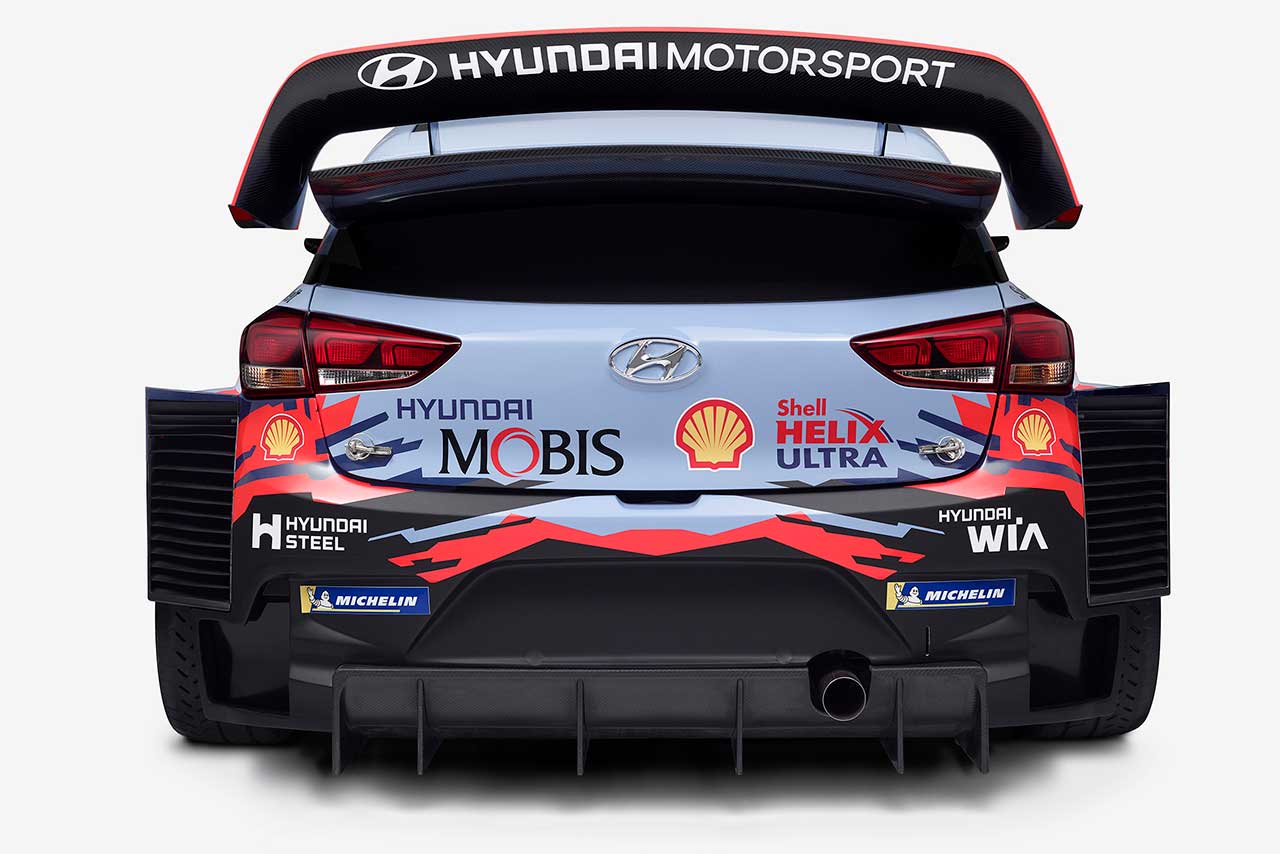 こちらは2019年仕様のヒュンダイi20クーペWRC。エキゾーストは向かって右下に備えられていた