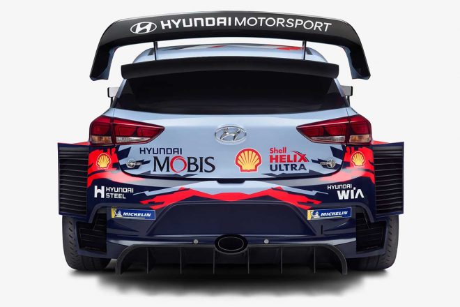 2020年型ヒュンダイi20クーペWRCのリヤビュー。排気口の位置が変わり、リヤタイヤの後方にも空力パーツが追加されている