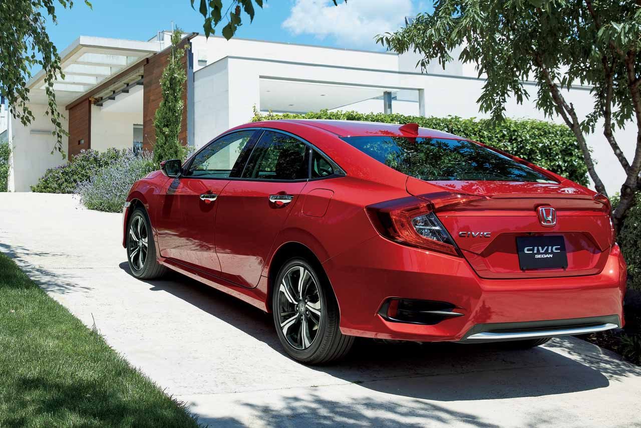 シビック セダン プレミアムクリスタルレッド メタリック リヤビュー ホンダ シビック S660 をモデルチェンジ デザイン変更でよりスポーティーな外観にの画像 写真 1 Autosport Web