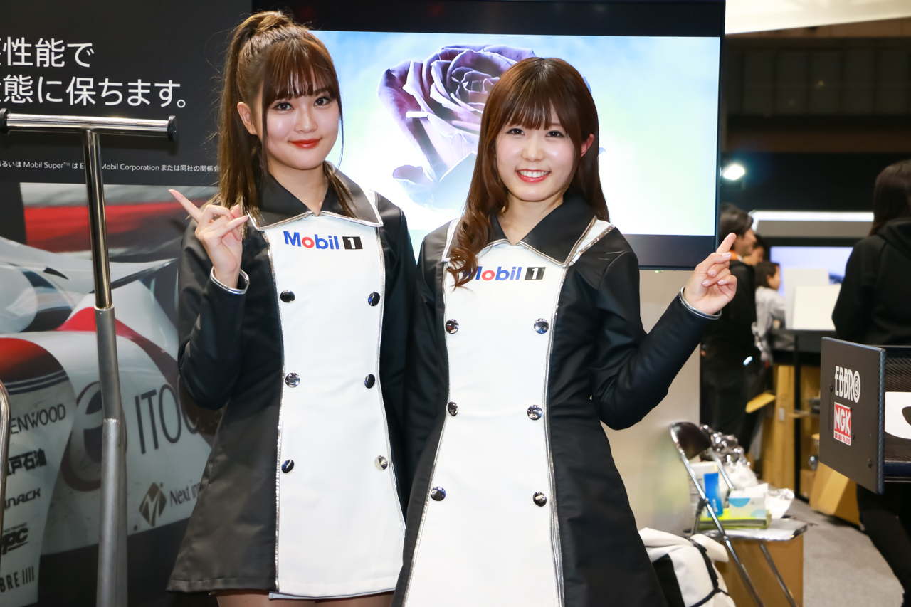 Mobil1レースクイーンのコートに袖を通した2020年メンバーの知本真以子さん（左）と宮瀬七海さん（右）