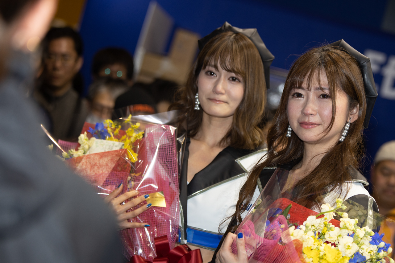 Mobil1レースクイーンをプロデュースする南香織さんも卒業式に登場しふたりにメッセージを送る