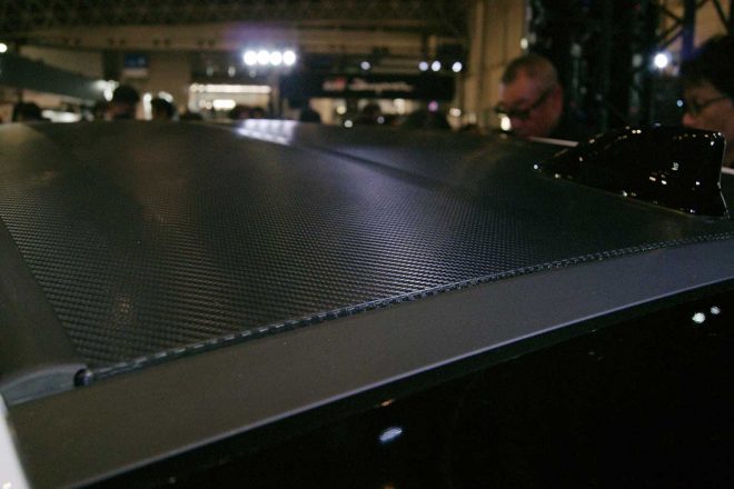 WRCチームからのリクエストにより、WRカー化の際に大型リヤウイングの効果を最大限発揮させるべく、ルーフ後端を下げた3ドアハッチバックボディを採用。市販車では軽量化を優先し、大きなウイングは装着されない。ルーフにはSMCカーボンを採用。エンジンフード、左右ドア、バックドアにはアルミ素材を使い、軽量化を徹底した。車両重量は1280kg。スバルWRX STIより200kg以上軽く、パワーウエイトレシオは約0.1kg／ps勝る。