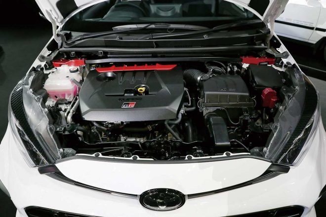 エンジンは専用設計の1.6リッター直列3気筒ターボで、振動制御のためのバランサーシャフトを備える。3気筒は排気干渉がないため、ターボをツインスクロール化する必要がなく、重量とサイズの両面で有利。また、小排気量でも低速から充分なトルクが得られるのも長所だ。軽量化のため、インマニ、ラジエターおよびその全部に配置されるインタークーラーのサイドタンクは樹脂製となっているが、競技での使用も担保されている。ギヤボックスは6速MT。その操作フィーリングは2019年12月の試乗では抜群にいいという印象を受けた。前後のトルク配分は電子制御多板クラッチでコントロール。前後デフはトルセンまたはオープンで機械式に変更も可。