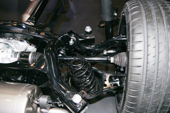 サスペンションはフロントがマクファーソンストラット、リヤがダブルウィッシュボーンで充分なストロークを確保。18インチホイールに収まるブレーキはフロントがスリットディスク&対向4ポッドキャリパー、リヤにはサイドターンを容易にするドラム式パーキングブレーキも備わる。