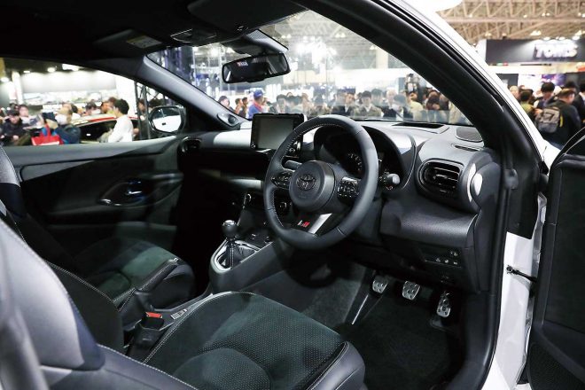 コクピットはシンプルだが“GR”のロゴとともに乗り手のマインドを刺激。“4WDモードスイッチ”はシフトレバー前方に配している。前60：後40の“ノーマルモード”も搭載