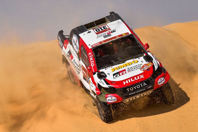 フロントガラスがない状態で走行したフェルナンド・アロンソのトヨタ・ハイラックス