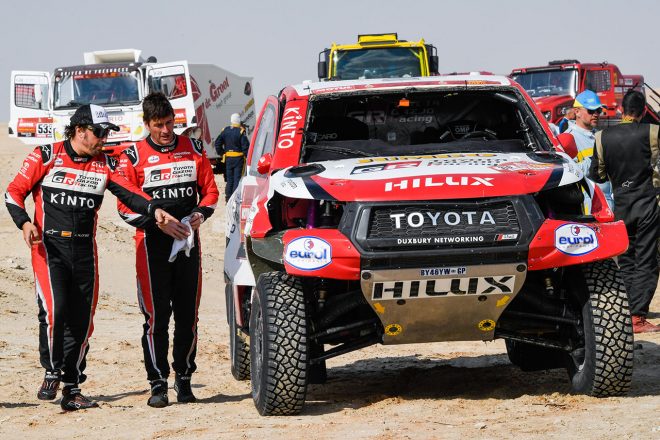 フェルナンド・アロンソのトヨタ・ハイラックス。マシンを横転させるクラッシュがあり、フロントガラスやフロントライトにもダメージを負っている