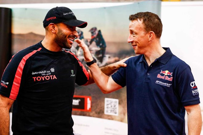 2020年1月5日に開幕したダカールラリーを訪れたクリス・ミーク（右）