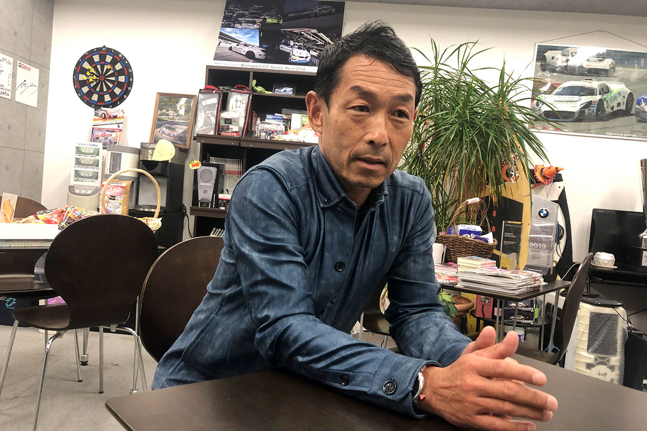 レーシングシミュレーター東京バーチャルサーキットを運営しながら、ブランパンGTアジアなどに参戦する砂子塾長