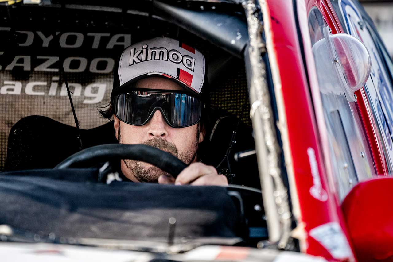 ステージ10でクラッシュし、フロントガラスを失った状態で走行したフェルナンド・アロンソ