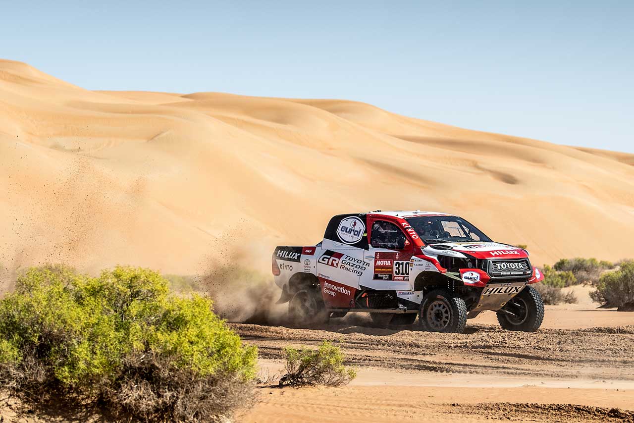 フェルナンド・アロンソのトヨタ・ハイラックスはステージ10でのクラッシュから修復され、大会を走りきった