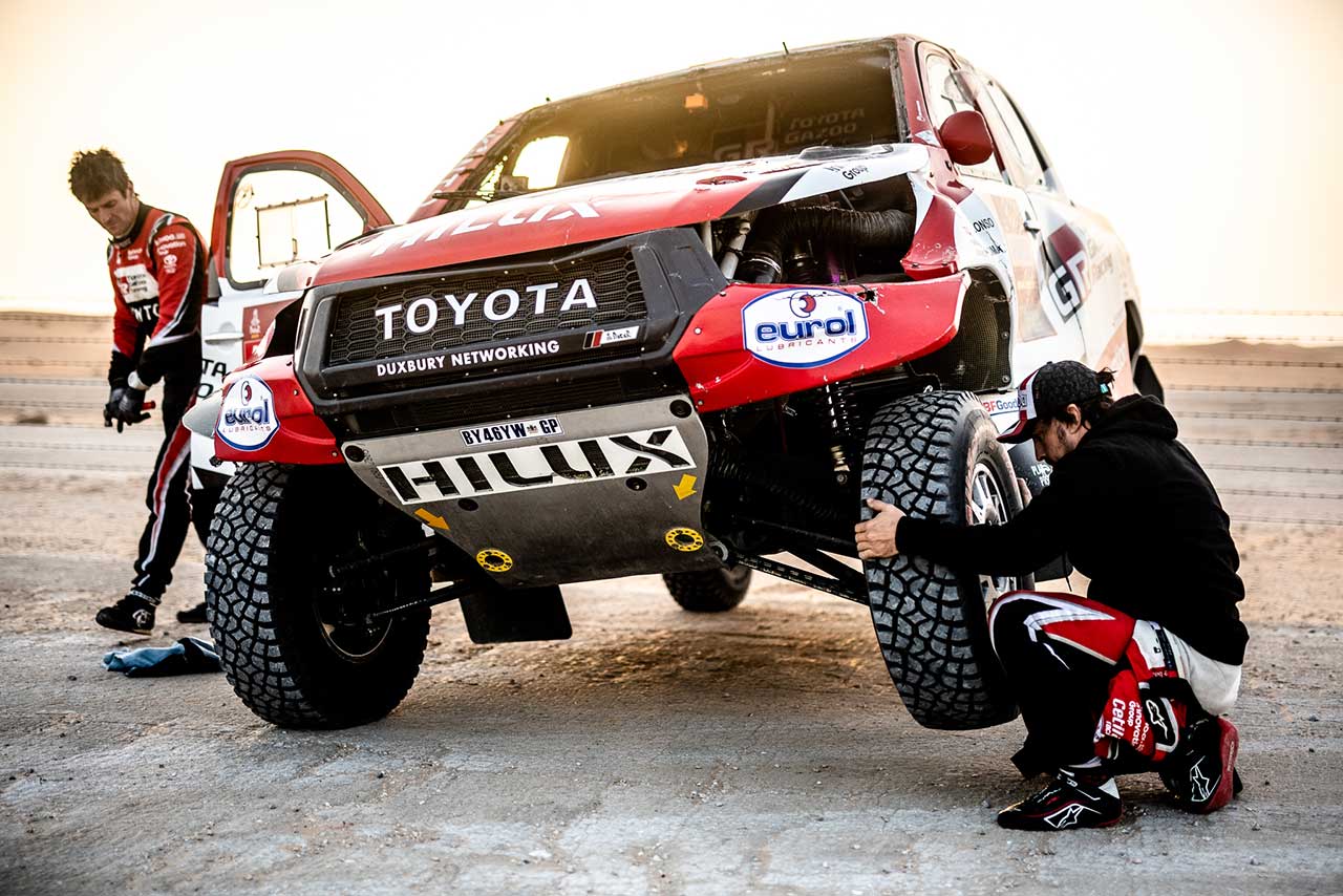 ステージ10でクラッシュし、フロントガラスを失った状態で走行したフェルナンド・アロンソ