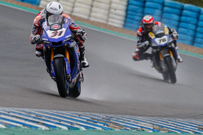 ギャレット・ガーロフ（GRT Yamaha WorldSBK Junior Team）、ロリス・バズ（Ten Kate Racing Yamaha）