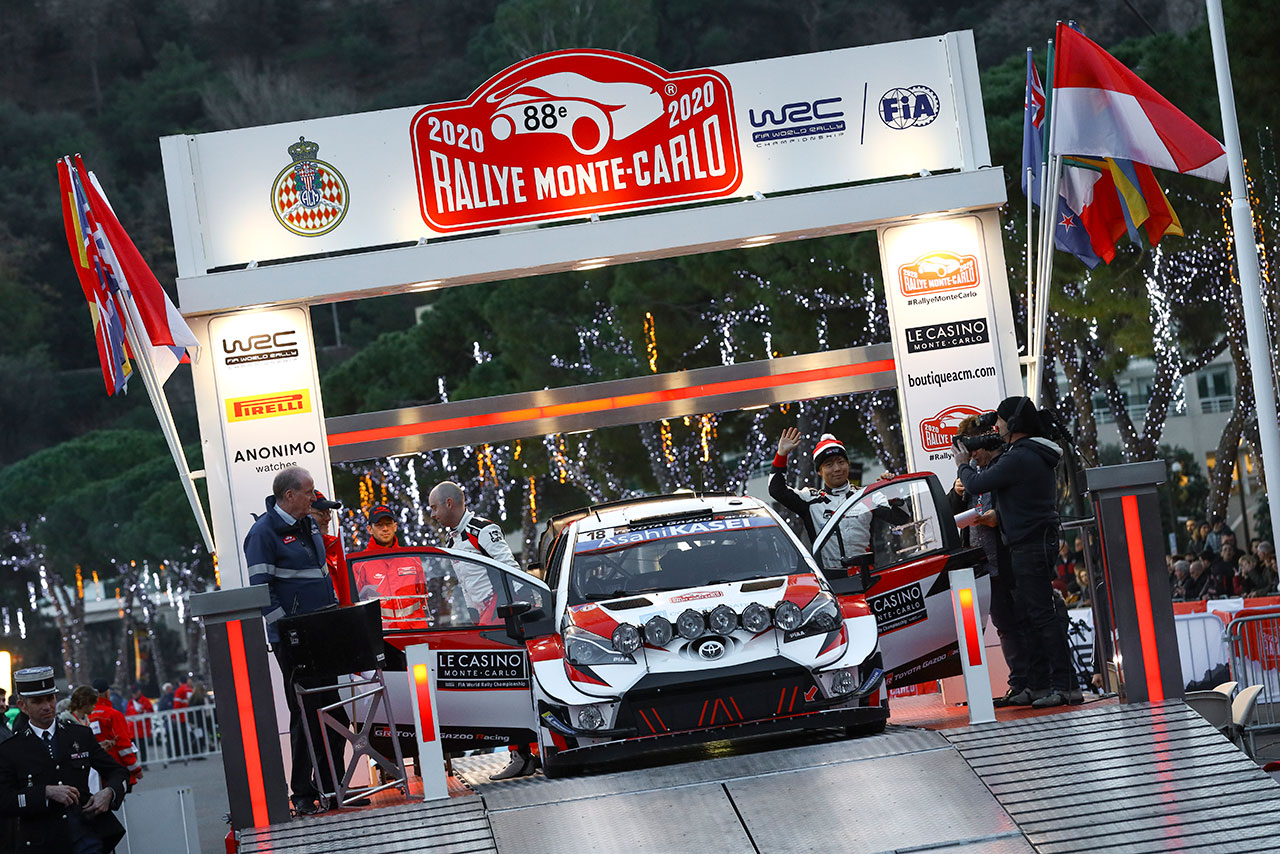 アルベール1世埠頭でのセレモニアルスタートに登場した勝田貴元（トヨタ・ヤリスWRC）