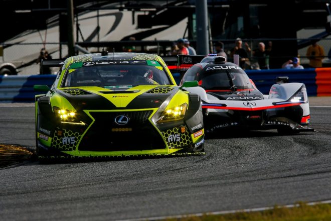 エイム・バッサー・サリバンの12号車レクサスRC F GT3と、アキュラ・チーム・ペンスキーの7号車アキュラARX-05