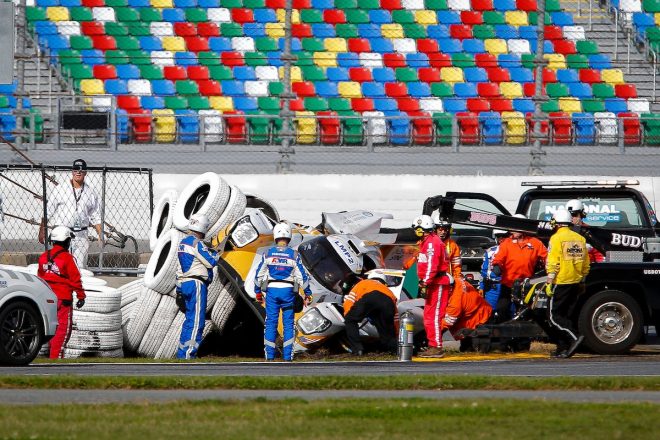 タイヤバリアに乗り上げて止まったパフォーマンステック・モータースポーツの38号車オレカ07・ギブソン