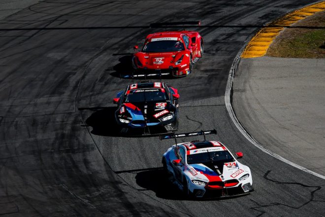 BMWチームRLLのBMW M8 GTEと、リシ・コンペティツィオーネの62号車フェラーリ488 GTE Evo