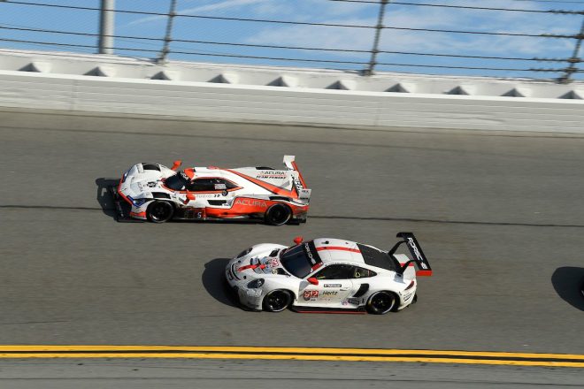 アキュラ・チーム・ペンスキーの6号車アキュラARX-05と、ポルシェGTチームの912号車ポルシェ911 RSR