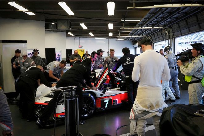 55号車マツダRT24-Pと接触し約40分にわたる修復作業を余儀なくされた7号車アキュラARX-05