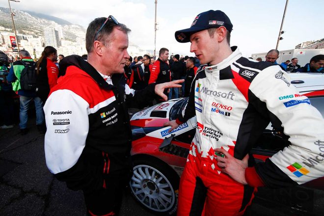 チーム代表のトミ・マキネンと言葉を交わすエルフィン・エバンス(トヨタ・ヤリスWRC)