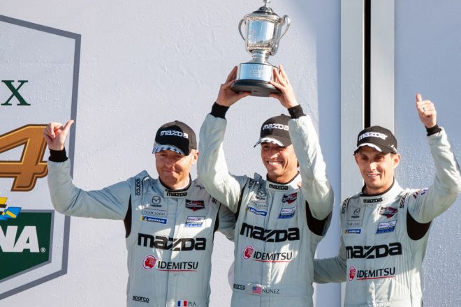 デイトナ24時間のポディウムに上った77号車マツダの（左から）オリビエ・プラ、トリスタン・ヌネス、オリバー・ジャービス。