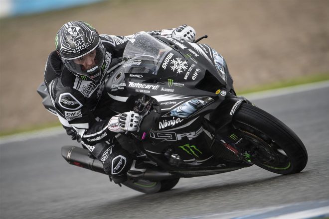 雨のヘレスを走行するアレックス・ロウズ（Kawasaki Racing Team WorldSBK）