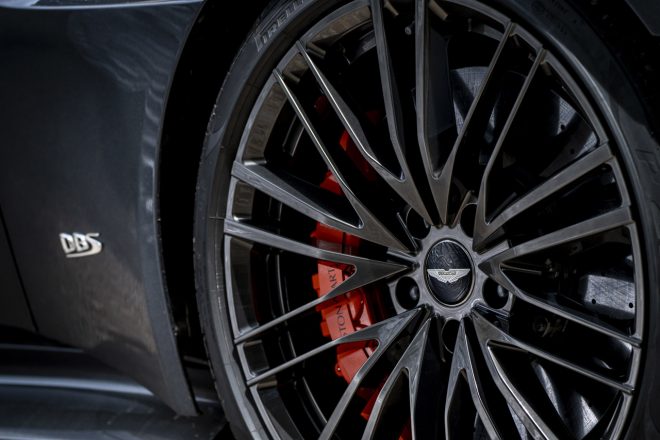 ブレーキは前後共にカーボンセラミック製ディスクを標準で装備している