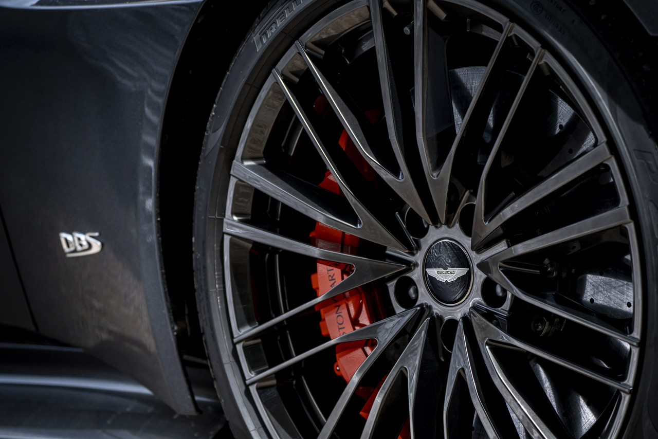 ブレーキは前後共にカーボンセラミック製ディスクを標準で装備している