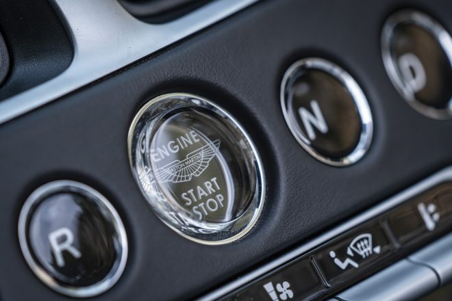 スイッチの造形を見ても、アストンマーティンのクオリティの高さがわかる