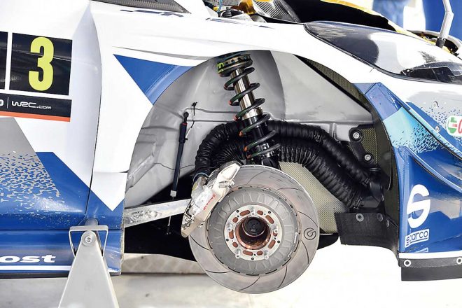 フロントサスペンション。ダンパーを寝かし、ストロークを稼ぐ方向性はこのチームの伝統