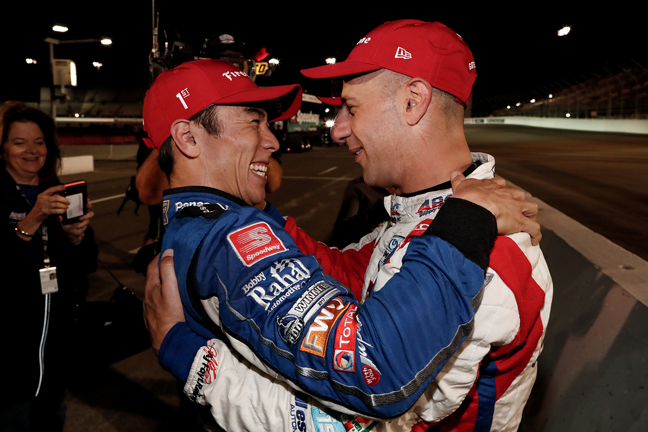 佐藤琢磨と健闘を称えあうトニー・カナーン