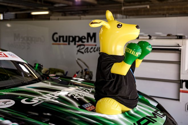 オーストラリアのイベントらしく、999号車メルセデスAMG GT3のボンネットからカンガルーのバルーン人形が飛び出している姿も。