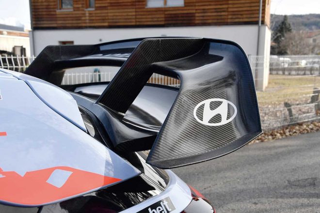 2019年にリヤウイングの形状を一新。同時期にサイドミラーステーの形状を変更するなど、段階的にエクステリアの改良を実施してきている。